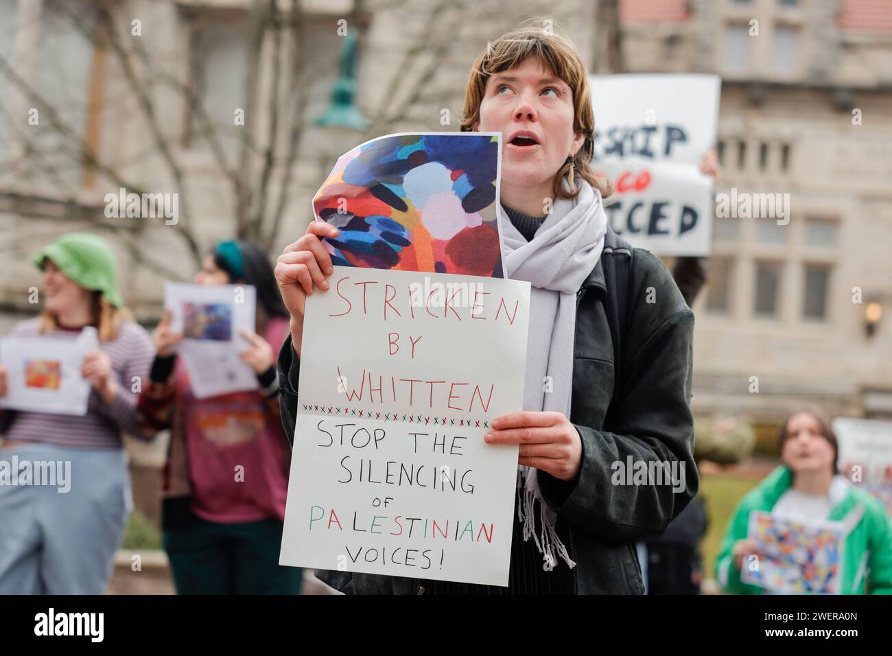 Bloomington, États-Unis. 26 janvier 2024. BLOOMINGTON, INDIANA - JANVIER 26 : une femme tient une pancarte indiquant « frappée par Whitten », alors que les manifestants crient devant le bureau de la présidente de l'IU Pamela Whitten pour protester contre l'annulation d'une exposition de l'artiste palestinienne Samia Halaby le 26 janvier 2024 à Bloomington, Indiana. Halaby, 87 ans, s’est exprimée ouvertement dans son soutien aux Palestiniens. ( Crédit : Jeremy Hogan/Alamy Live News Banque D'Images