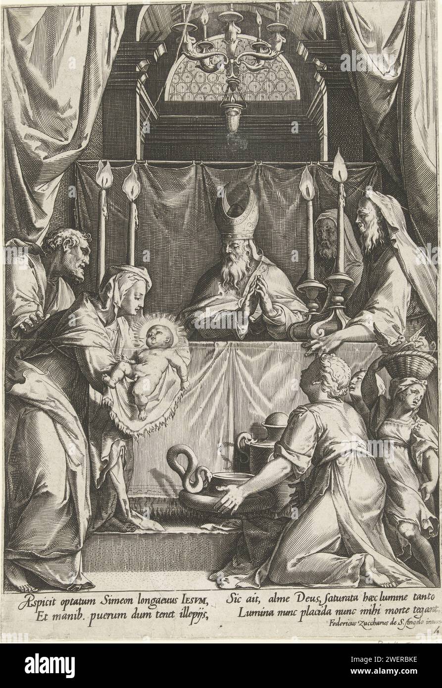 Présentation du Christ au Temple, Anonyme, d'après Cornelis Cort, d'après Federico Zuccaro, en ou après 1568 - c. 1618 imprimer Marie et Joseph apportent le Christ au temple. Maria donne l'enfant au grand prêtre qui se tient derrière un autel avec des bougies allumées. À droite, des femmes priant et une fille avec un panier avec deux pigeons sur la tête. Les pigeons seront sacrifiés à la place du premier enfant. Gravure sur papier présentation de l'enfant-Christ dans le temple, habituellement Siméon (et Anna) présent (Luc 2:22-39) Banque D'Images
