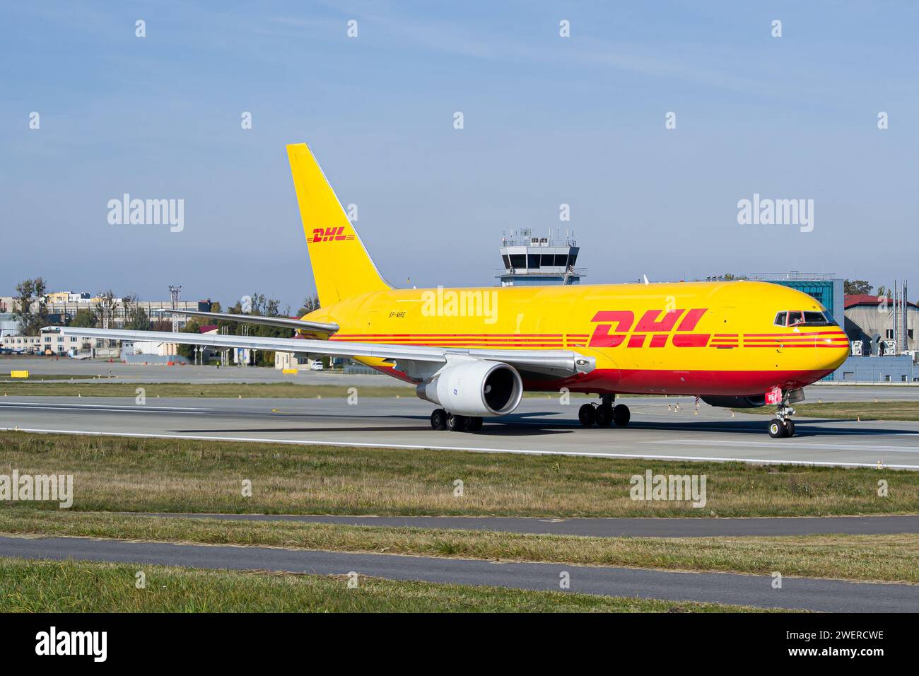 Boeing 767-200F cargo de DHL au sol pour le décollage de l'aéroport de Lviv Banque D'Images