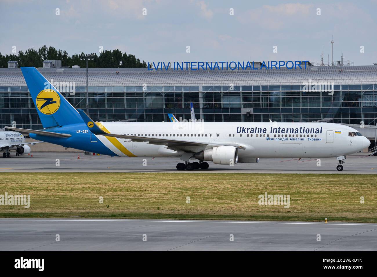 Ukraine International Airlines Boeing 767-300 au roulage jusqu'aux portes après l'atterrissage à Lviv Banque D'Images