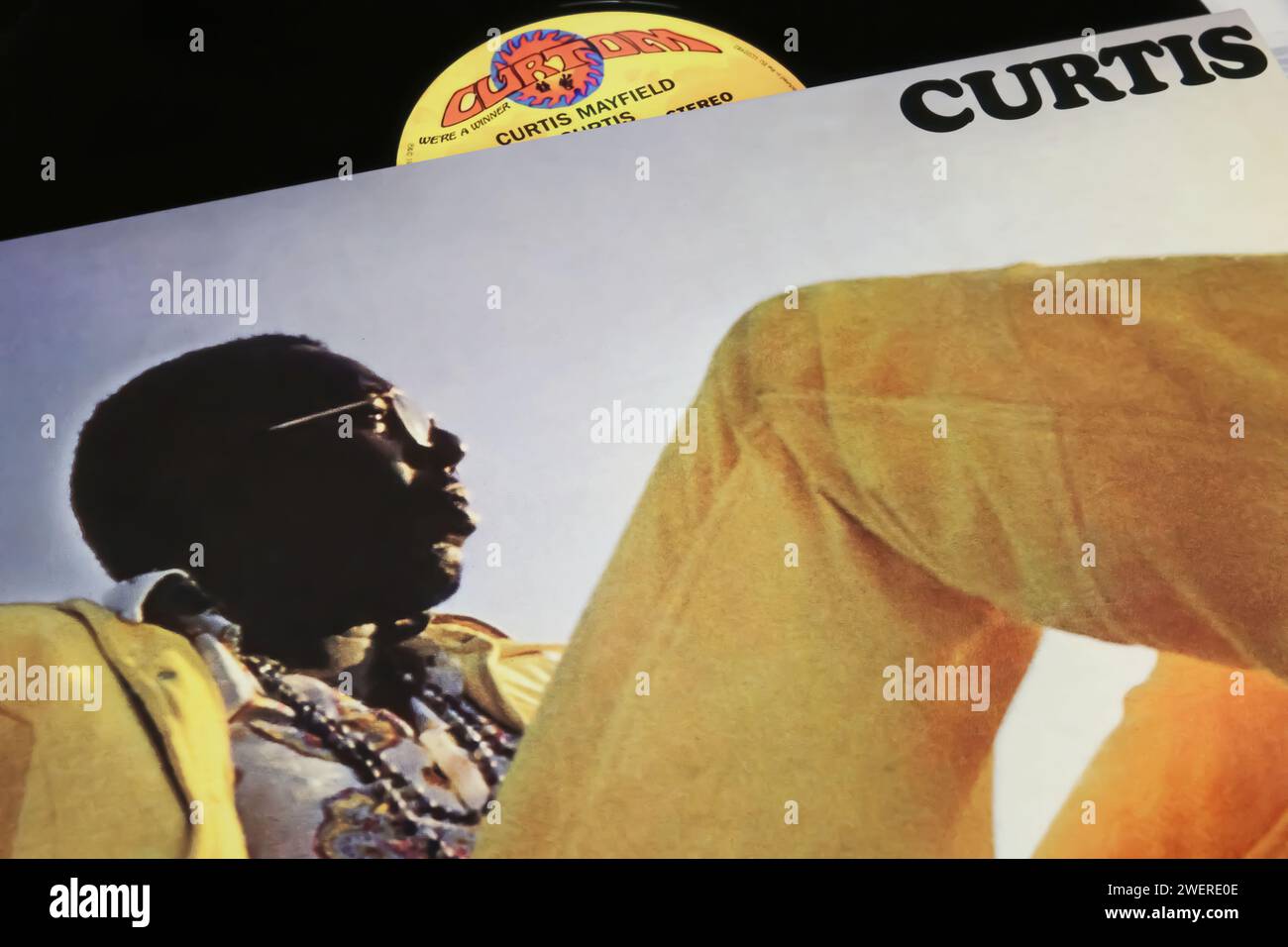 Viersen, Allemagne - janvier 9. 2024 : gros plan du chanteur soul Curtis Mayfield, album vinyle, reprise de 1970 Banque D'Images