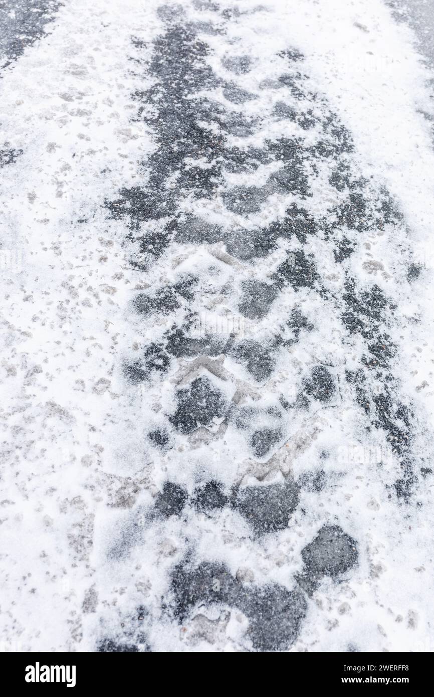 Trace des pneus dans la neige. Banque D'Images