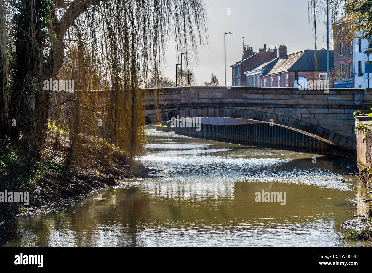 Une vue vers le pont Church Street sur la rivière Welland dans le centre de Spalding, Lincolnshire par une journée ensoleillée Banque D'Images