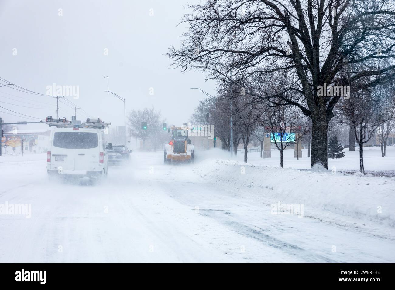 La neige souffle sur une route pendant une tempête hivernale. Banque D'Images