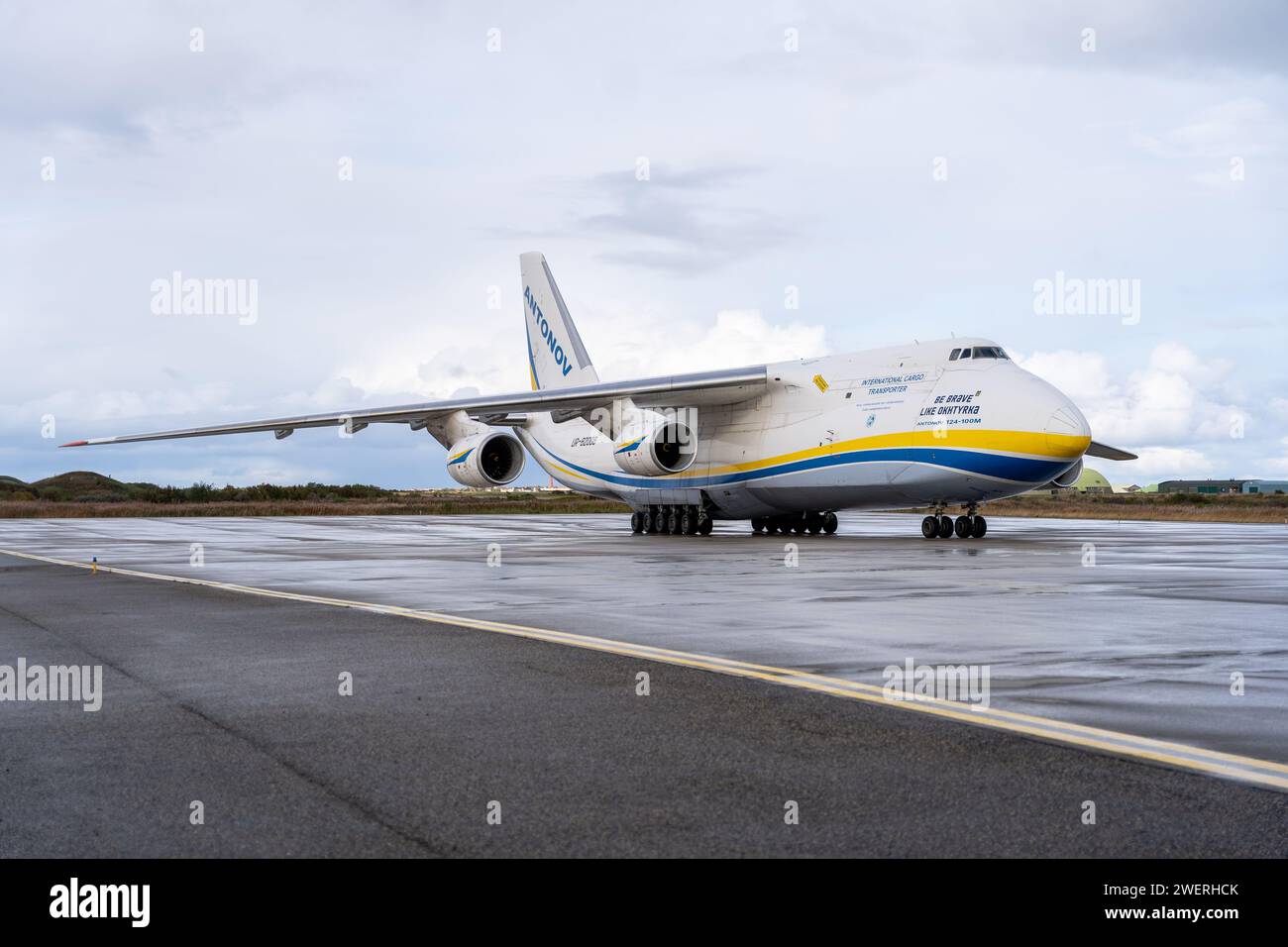 L'avion ukrainien Antonov Airlines AN124 sur une piste mouillée avec des ailes trempées Banque D'Images