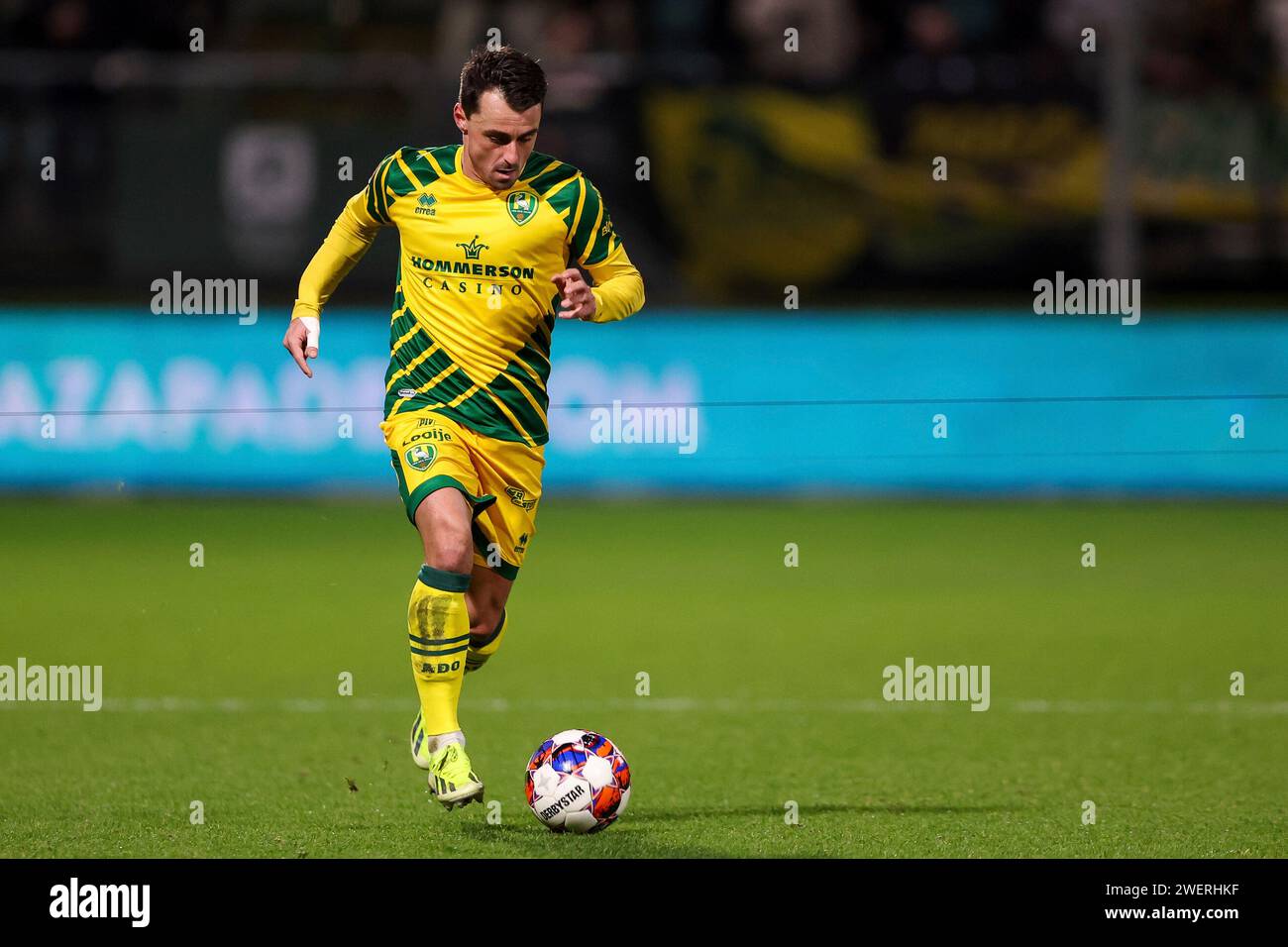 Den Haag, pays-Bas. 26 janvier 2024. DEN HAAG, PAYS-BAS - JANVIER 26 : Daryl van MIEGHEM d'ado Den Haag court avec le ballon lors du match néerlandais Keuken Kampioen Divisie entre ado Den Haag et FC Emmen au Bingoal Stadion le 26 janvier 2024 à Den Haag, aux pays-Bas. (Photo Hans van der Valk/Orange Pictures) crédit : dpa/Alamy Live News Banque D'Images