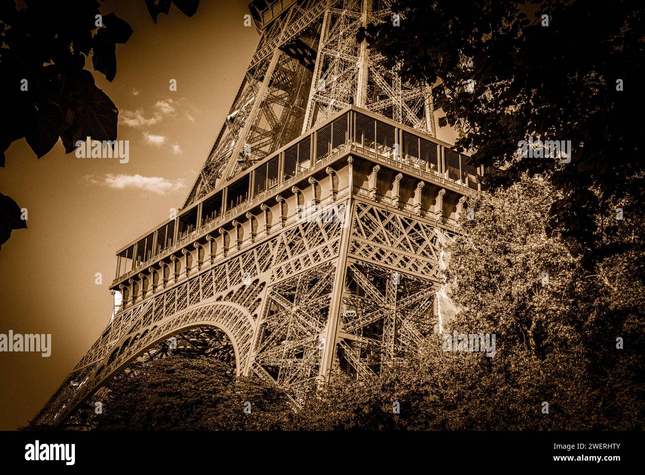 Vue sur le sol de la Tour Eiffel Banque D'Images