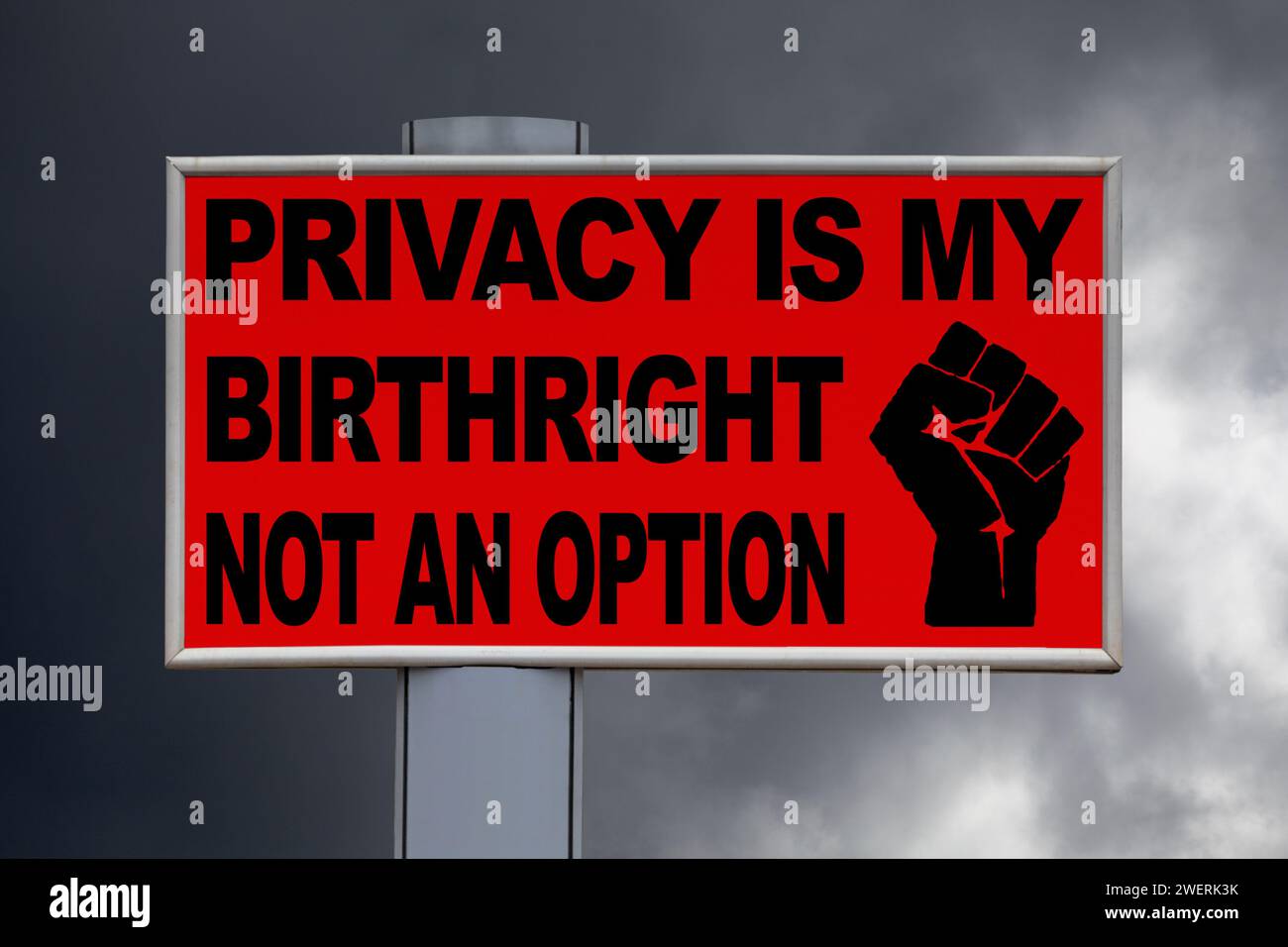 Gros plan sur un panneau d'affichage rouge contre un ciel nuageux avec le message « la vie privée est mon droit de naissance, pas une option » écrit au milieu à côté d'un fis surélevé Banque D'Images Gros plan sur un panneau d'affichage rouge contre un ciel nuageux avec le message « la vie privée est mon droit de naissance, pas une option » écrit au milieu à côté d'un fis surélevé Banque D'Images