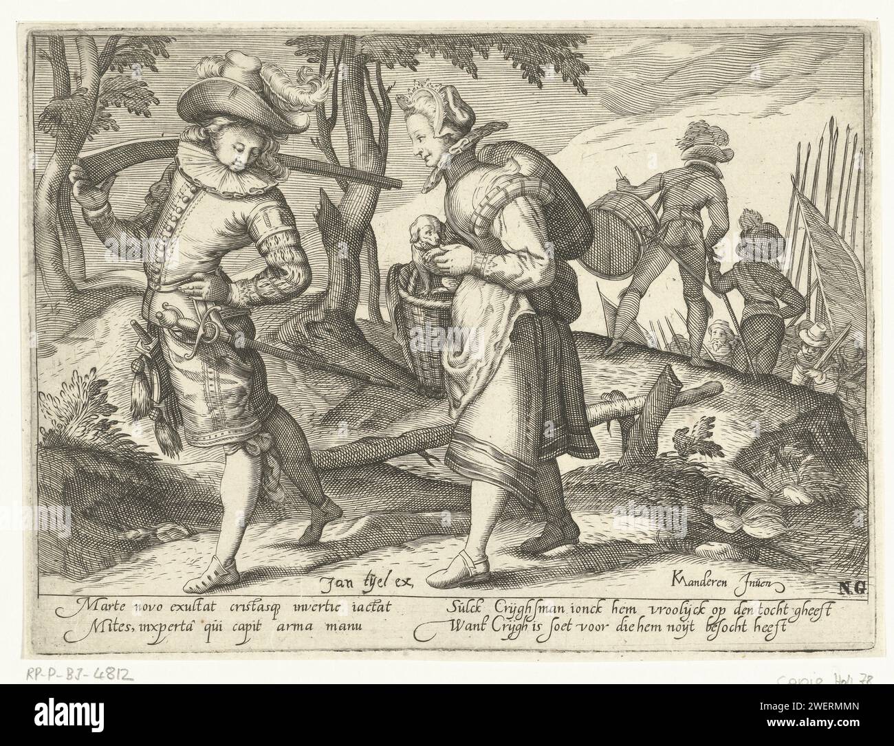 Fier soldat avec jeune femme, Anonyme, d'après Gillis van Breen, d'après Karel van Mander (I), c. 1585 - c. 1660 impression à gauche un jeune soldat qui regarde fièrement son uniforme et son arme. A côté de lui, une jeune femme qui porte un petit chien dans un panier marche. La femme est probablement un édulcorant, une femme qui s'est occupée de la lessive et de la cuisine pour une unité de l'armée et a voyagé avec les soldats. En arrière-plan, vous pouvez voir l'armée qui tire dans la guerre. Avec une légende latine de Theodor Schrevelius et un papier de vers néerlandais gravant le soldat ; la vie du soldat Banque D'Images