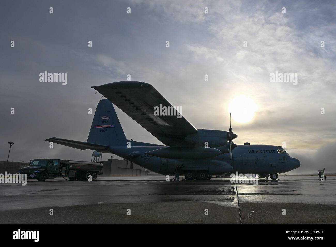 Un avion C-130H Hercules reçoit du carburant à Youngstown Air Reserve Station, Ohio, le 25 janvier 2024. Les membres du 910th Aircraft Maintenance Squadron travaillent avec le 910th Logistics Readiness Squadron pour s'assurer que les avions sont correctement ravitaillés et prêts à voler. (Photo de l'US Air Force par Eric M. White) Banque D'Images