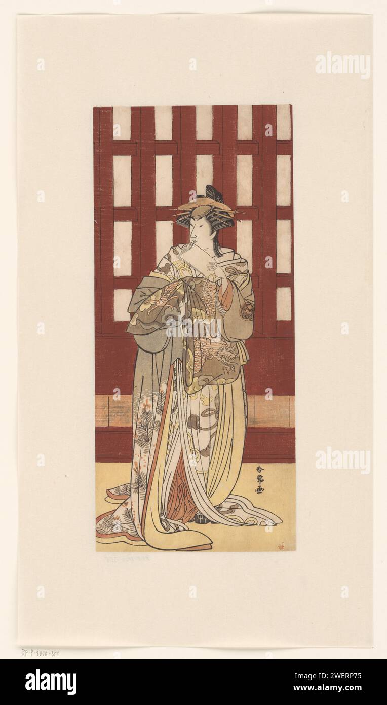Acteur dans Women's Rol, Katsukawa Shunjo, 1780 - 1790 acteur imprimé dans le rôle de Geisha, debout, en kimono avec motif dragon et feuille, devant un bâtiment en bois. Dans la liasse de gauche. Papier japonais (papier fait à la main) portrait sur bois couleur de l'acteur, actrice Banque D'Images