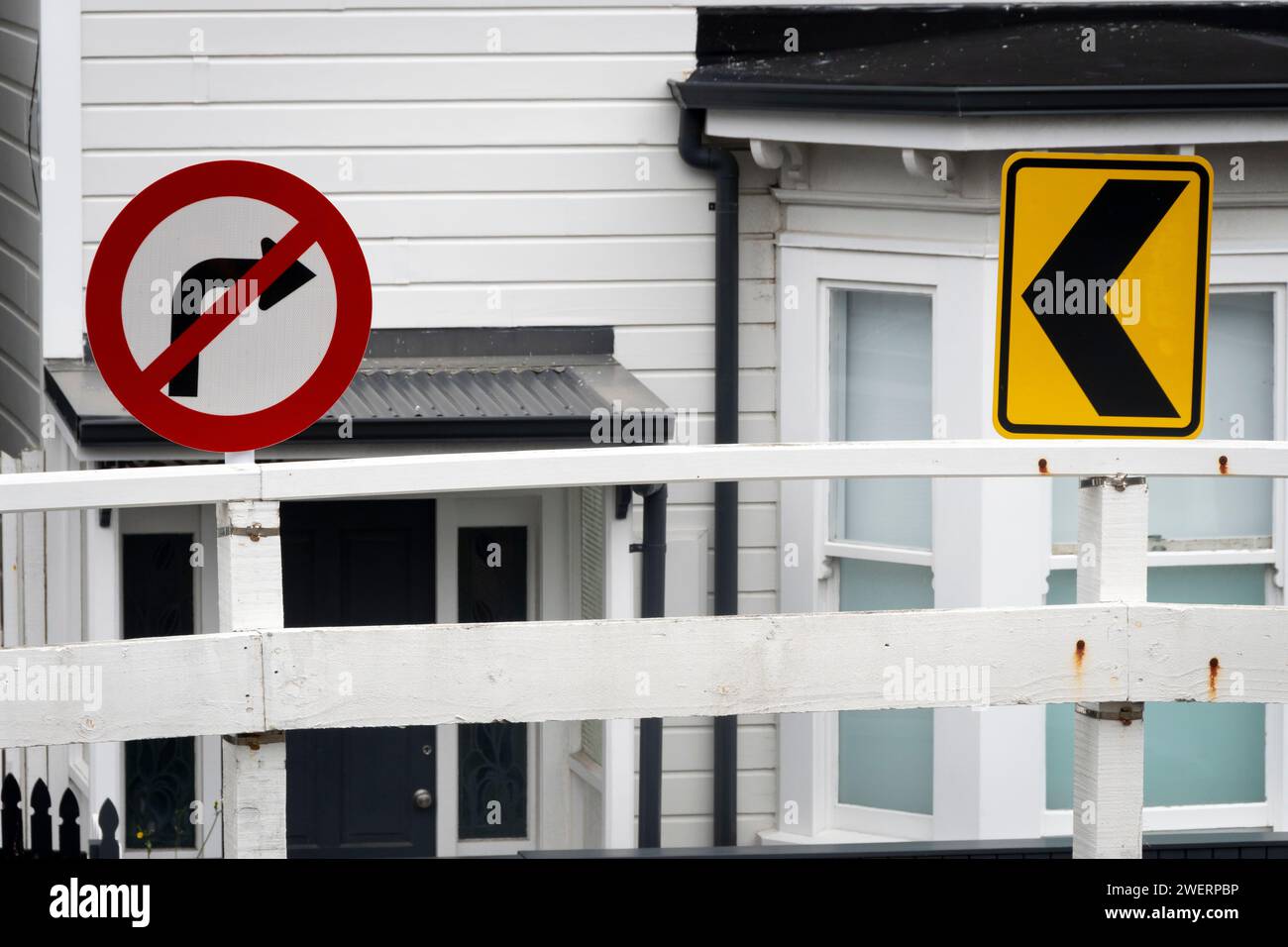 Panneaux de signalisation devant de vieilles maisons en bois, Mount Victoria, Wellington, Île du Nord, Nouvelle-Zélande Banque D'Images