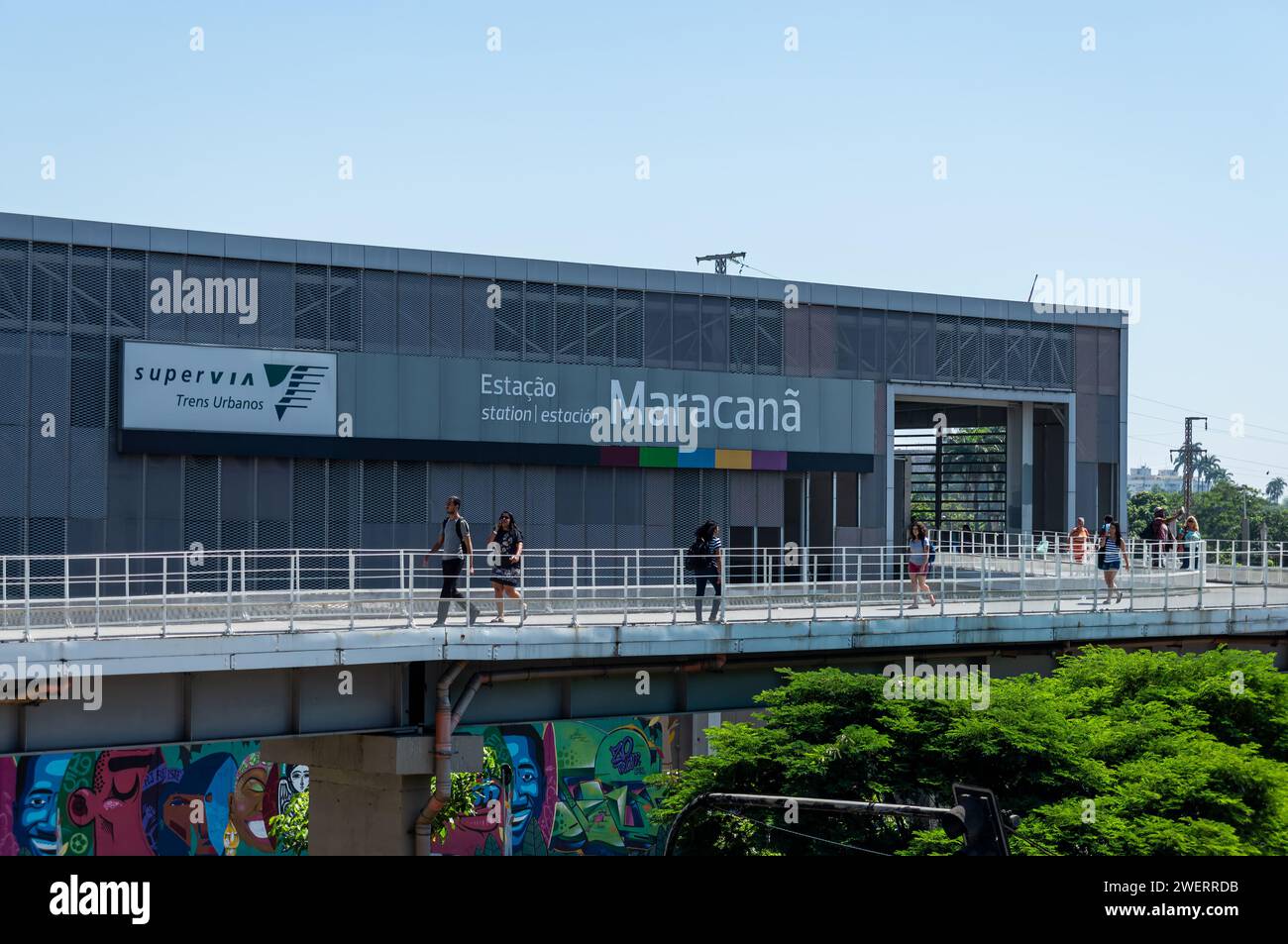 Vue partielle de l'est du bâtiment de la gare de Maracana avec pont piétonnier de sortie à côté de lui dans le district de Maracana sous le ciel bleu matin d'été. Banque D'Images