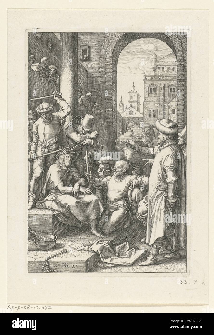 De Doornenkroning, Hendrick Goltzius, 1597 print Christ, assis sur une élévation dans un environnement bâti, obtient une couronne d'épines sur la tête. Ce tirage fait partie d'une série de douze performances passionnées. Papier gravant le couronnement avec des épines : les soldats avec des bâtons placent une couronne épineuse sur la tête du Christ et lui donnent un roseau (Matthieu 27:27-31, Marc 15:16-20, Jean 19:2-3) Banque D'Images