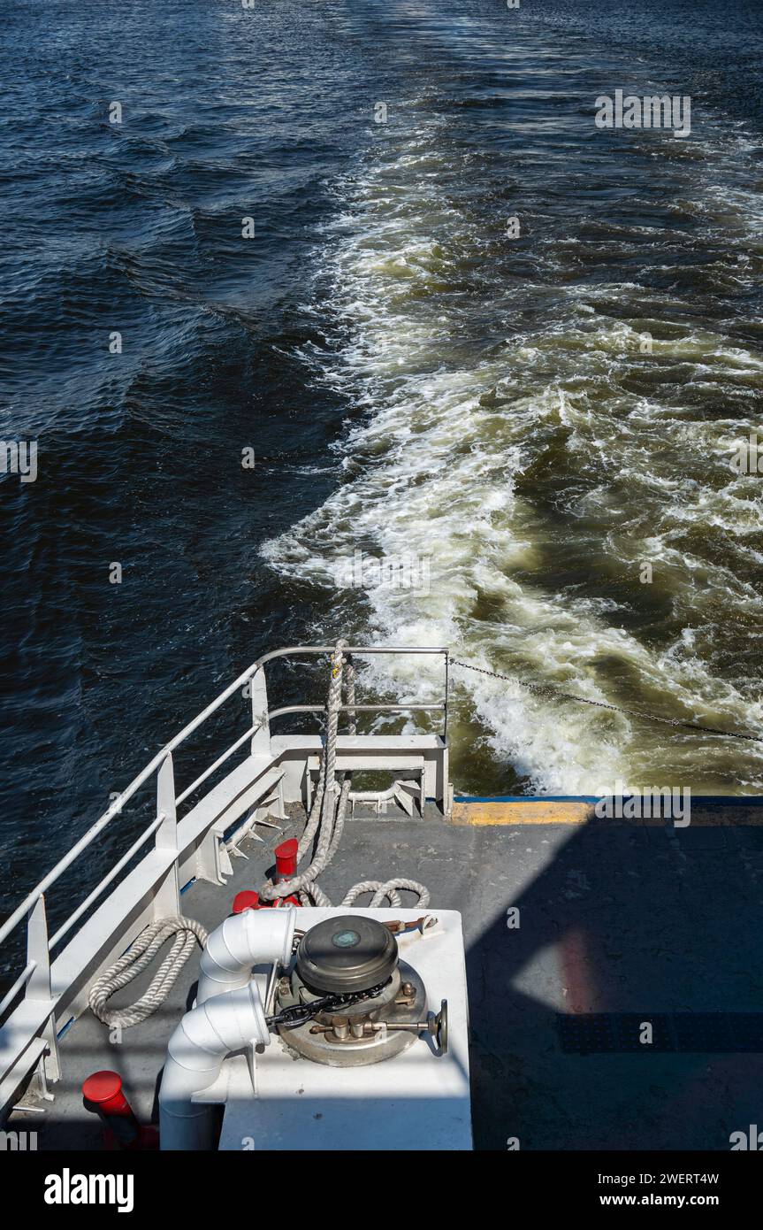 Un grand sillage de bateau fait par un ferry de passagers CCR Barcas tout en naviguant sur les eaux bleues de la baie de Guanabara se dirigeant vers le quartier Centro de Rio sous une journée ensoleillée. Banque D'Images