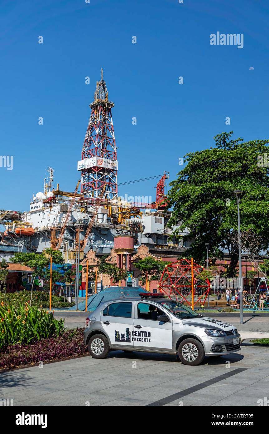 Vue partielle sur le port de Porto Maravilha, à proximité de la station de tramway Utopia Aquario et de l'aquarium AquaRio dans le quartier Gamboa sous l'après-midi d'été ciel bleu ensoleillé. Banque D'Images