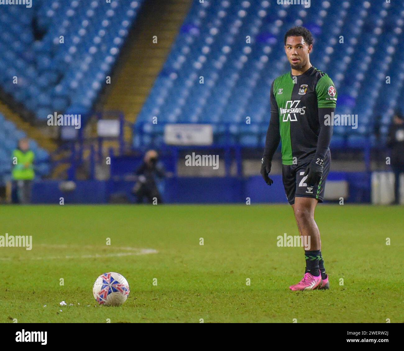 Luis Binks de Coventry City donne un coup franc lors du match du quatrième tour de la coupe FA Emirates Sheffield Wednesday vs Coventry City à Hillsborough, Sheffield, Royaume-Uni, le 26 janvier 2024 (photo de Craig Cresswell/News Images) Banque D'Images