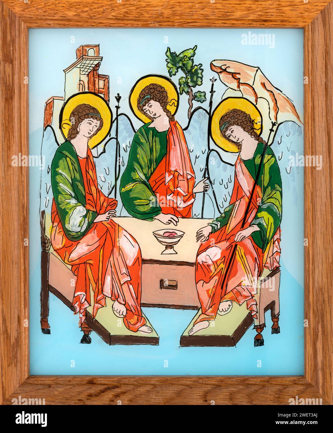 Icône peinte sur verre inversé dans le style orthodoxe naïf de l'Europe de l'est représentant la Sainte Trinité. Icône encadrée. Banque D'Images