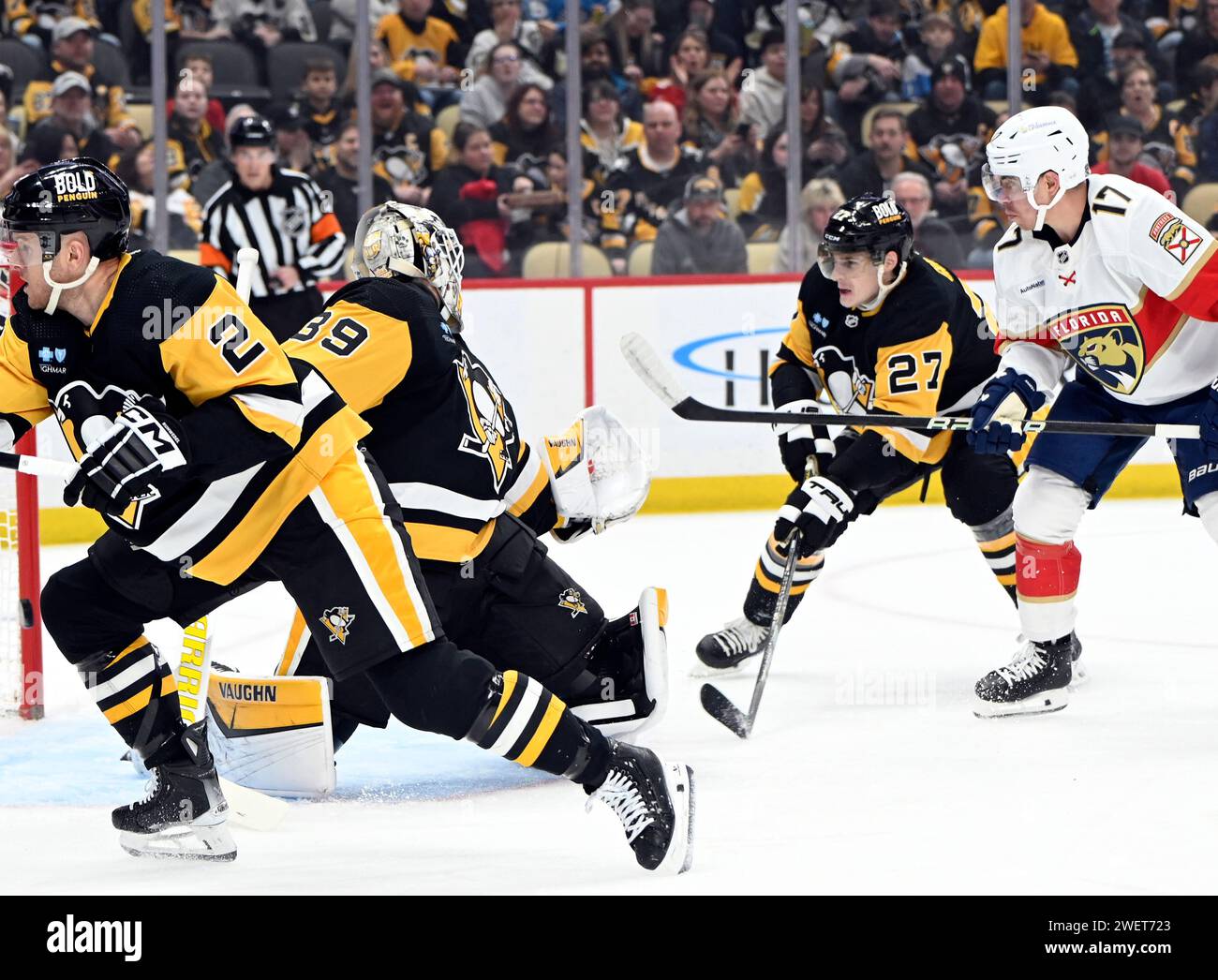 Pittsburgh, États-Unis. 26 janvier 2024. Le centre des Panthers de la Floride, Evan Rodrigues (17), marque contre les Penguins de Pittsburgh en première période au PPG Paints Arena de Pittsburgh, le vendredi 26 janvier 2024. Photo de Archie Carpenter/UPI. Crédit : UPI/Alamy Live News Banque D'Images