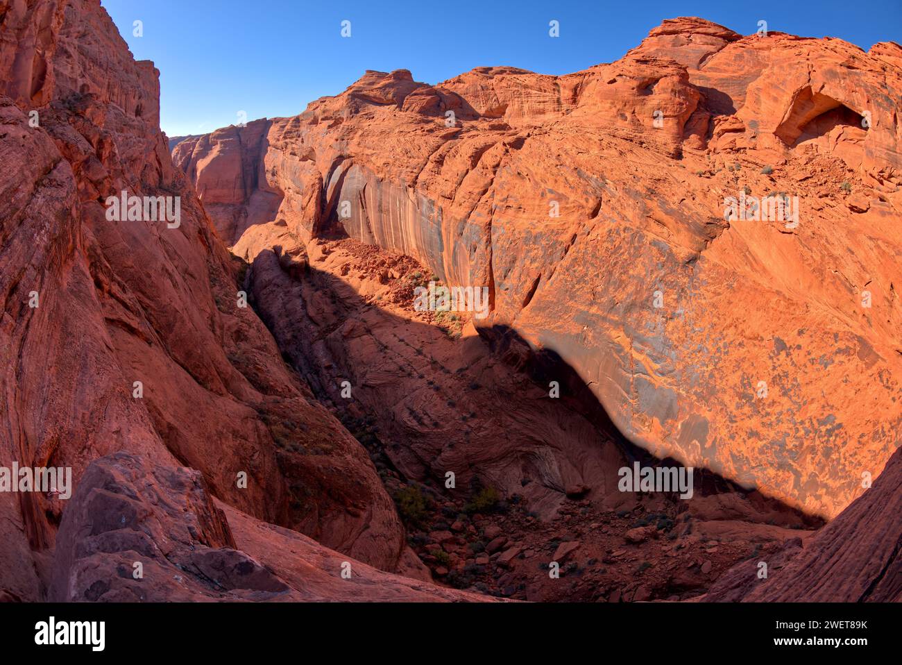 Vue depuis l'extrémité de chute de la falaise du canyon Spur juste au nord de la vue principale de Horseshoe Bend Arizona. La seule façon d'avancer à partir de ce point est Banque D'Images