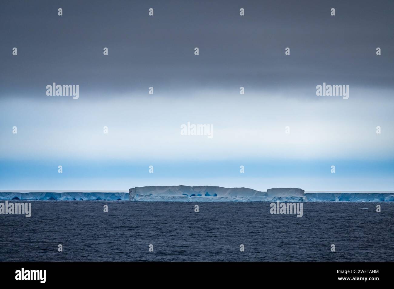 A23a, le plus grand iceberg du monde, avec la lueur au-dessus de la réflexion de la lumière sur l'iceberg. Antarctique. Banque D'Images