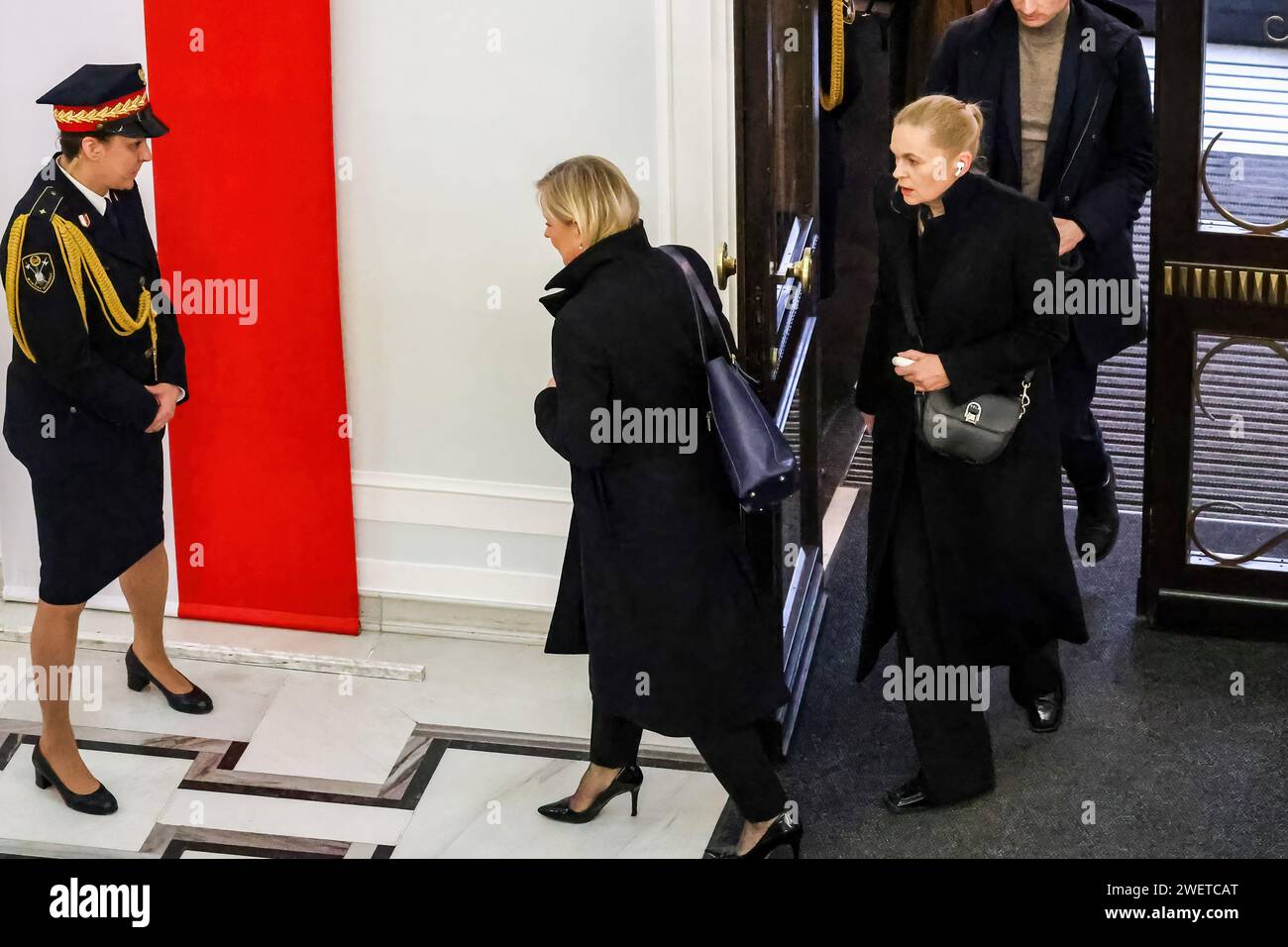 Varsovie, Pologne. 26 janvier 2024. Barbara Nowacka, la ministre de l'éducation nationale de Pologne arrive pour la 4e session du Parlement polonais qui se déroule dans un chaos créé par un désaccord juridique avec le gouvernement précédent. Le gouvernement actuel a pris le pouvoir en Pologne le 13 décembre 2023, succédant au parti politique d'extrême droite droit droit et Justice, qui règne depuis 8 ans. Les deux parties s'accusent mutuellement d'actes anticonstitutionnels, et deux systèmes juridiques de facto sont présents dans le pays. Crédit : SOPA Images Limited/Alamy Live News Banque D'Images