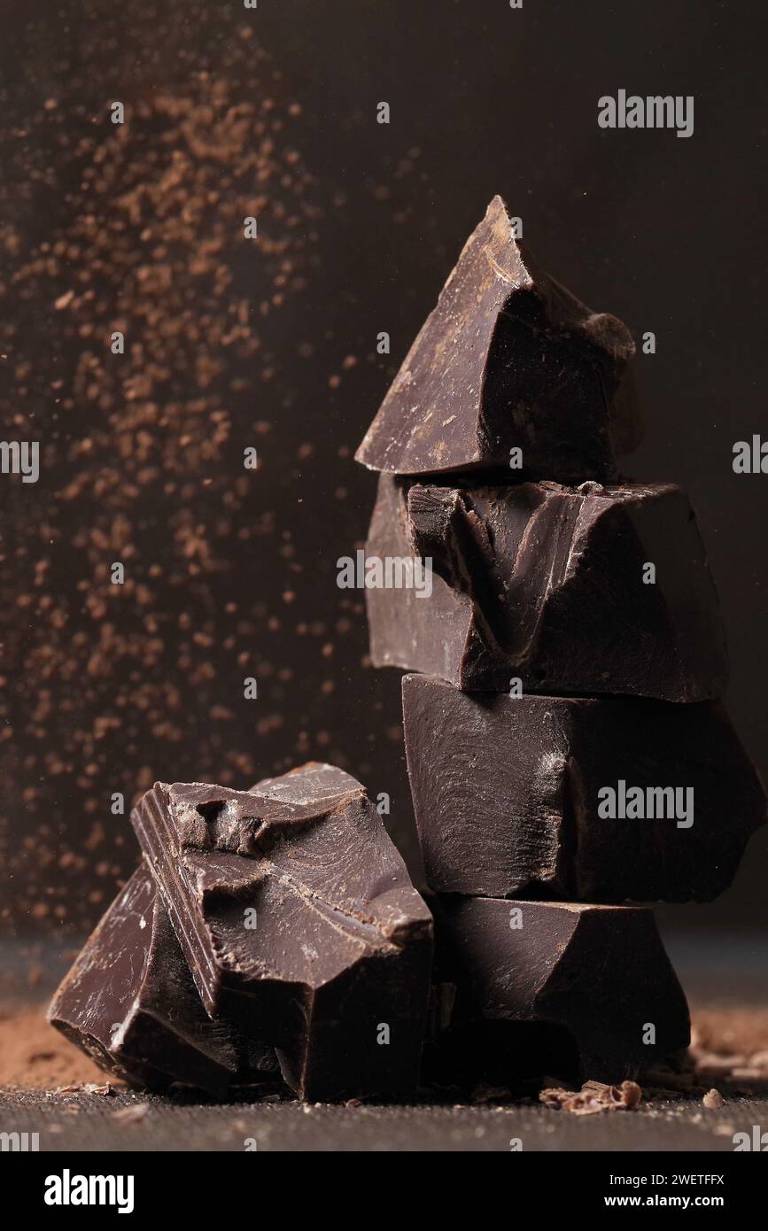 Chocolat noir cassé et grain de café sur une table Banque D'Images