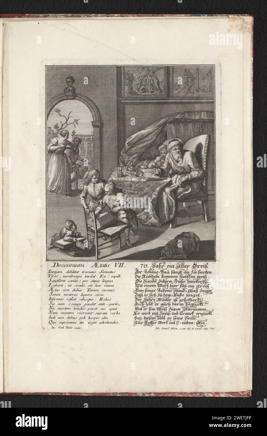 Homme à l'âge de soixante-dix, c. 1725 - c. 1730 imprimer un vieil homme barbu dans une robe de chambre est assis dans un fauteuil à une table. Un livre et un sablier pour lui. Deux garçons regardent dans un livre d'images au premier plan. A droite un chien endormi. Deux serviteurs dans l'embrasure de la porte. Avec des poèmes en latin et en allemand. Ce tirage fait partie d'un album. gravure sur papier / gravure 60-70 ans Banque D'Images