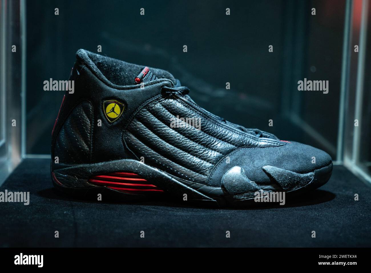 Sneakers portées par Michael Jordan sur les Championnats NBA 1998 mis aux enchères dans le cadre de Sotheby's The One sale à New York vu lors d'un aperçu presse le 26 janvier 2024 Banque D'Images