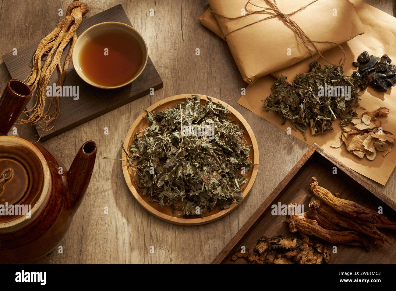 Séchez le moût de tasse sur des plats ronds au milieu, paquet de médicaments, décoction de potion et herbes placées sur fond de table en bois. Scène pour la médecine adverti Banque D'Images