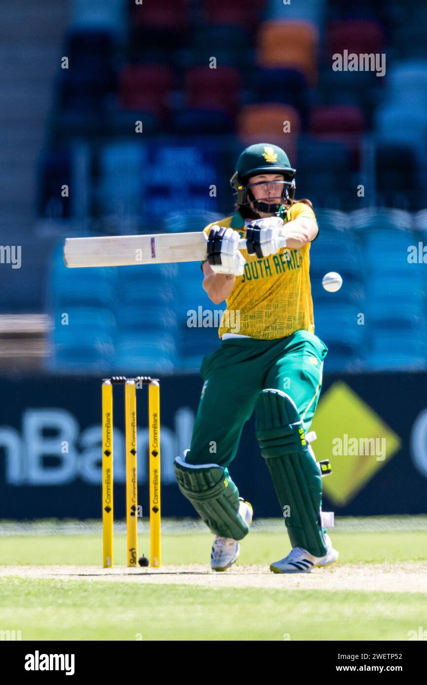 Canberra, Australie, 27 janvier 2024. Tazmin Brits d'Afrique du Sud tire lors du premier match de la série internationale T20 féminine entre l'Australie et les Antilles au Manuka Oval le 27 janvier 2024 à Canberra, Australie. Crédit : Santanu Banik/Speed Media/Alamy Live News Banque D'Images