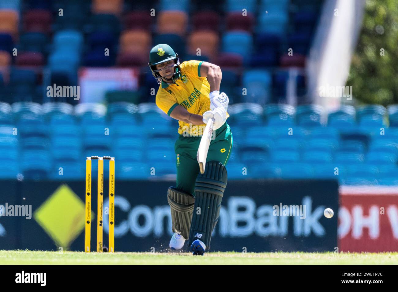 Canberra, Australie, 27 janvier 2024. Chloe Tryon d'Afrique du Sud bat lors du premier match de la série internationale T20 féminine entre l'Australie et les Antilles au Manuka Oval le 27 janvier 2024 à Canberra, Australie. Crédit : Santanu Banik/Speed Media/Alamy Live News Banque D'Images