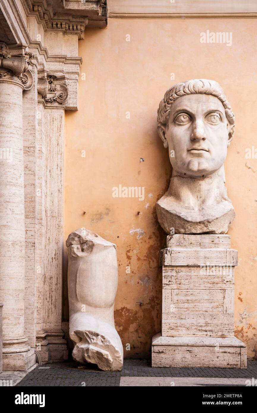 Fragments de la statue géante de l'empereur Constantin, au Musée Capitole, Rome, Italie Banque D'Images
