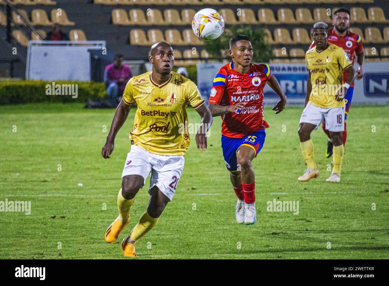 Pasto, Colombie. 26 janvier 2024. Deportes Tolima Junior Hernandez (à gauche) et Andres Felipe Amaya (à droite) de Deportivo Pasto lors du match Deportivo Pasto (1) vs Deportes Tolima (4) à la Libertad Stadium à Pasto, Colombie, le 26 janvier 2024. Photo par : Sebastian Maya/long Visual Press crédit : long Visual Press/Alamy Live News Banque D'Images