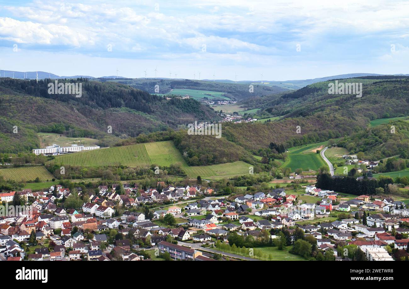 Bad Munster, Allemagne - 9 mai 2021 : collines verdoyantes et éoliennes derrière une petite ville allemande un jour de printemps à Rotenfels. Banque D'Images