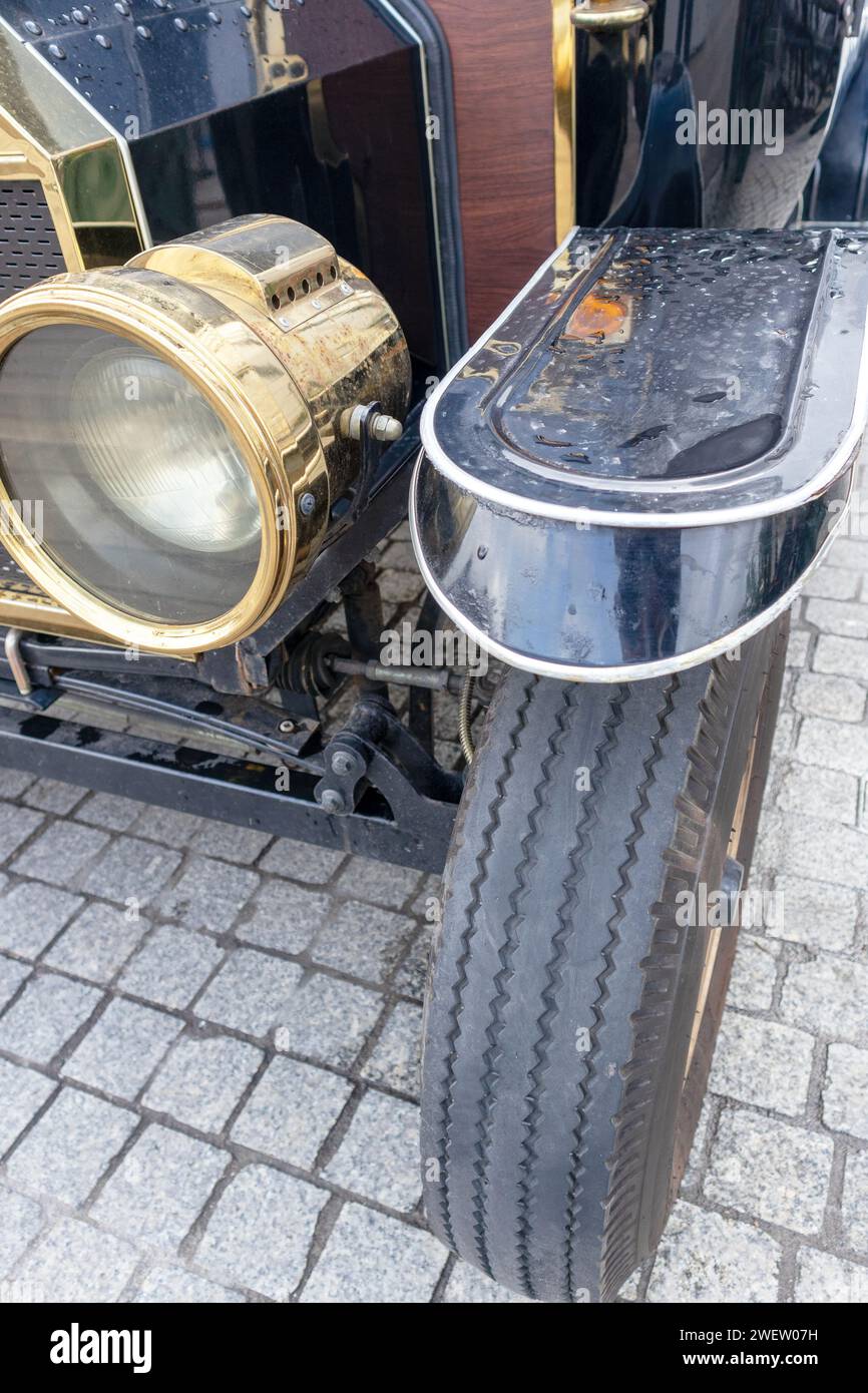 L'aile avant d'une voiture rétro avec un phare dessus Banque D'Images