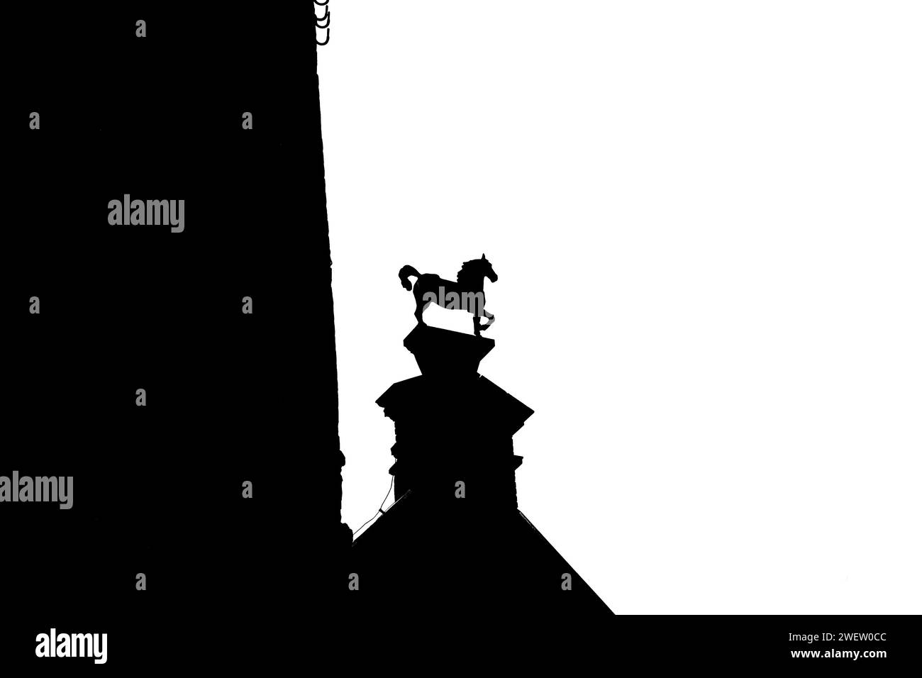 Silhouette de contour noir du bâtiment et du cheval sur fond blanc Banque D'Images