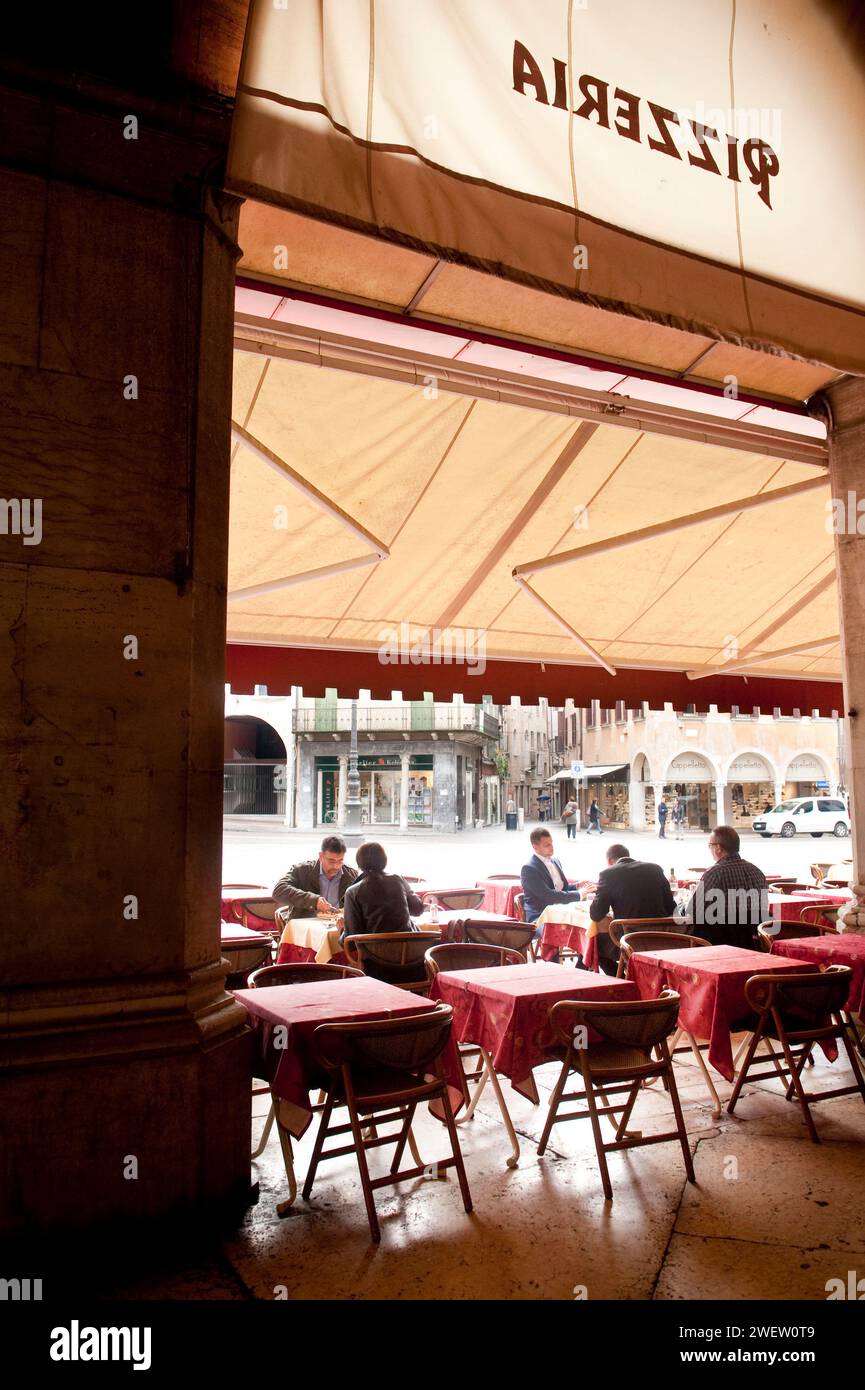 Dînez dans une pizzeria à Trévise, sur la place principale, région de Vénétie en Italie Banque D'Images