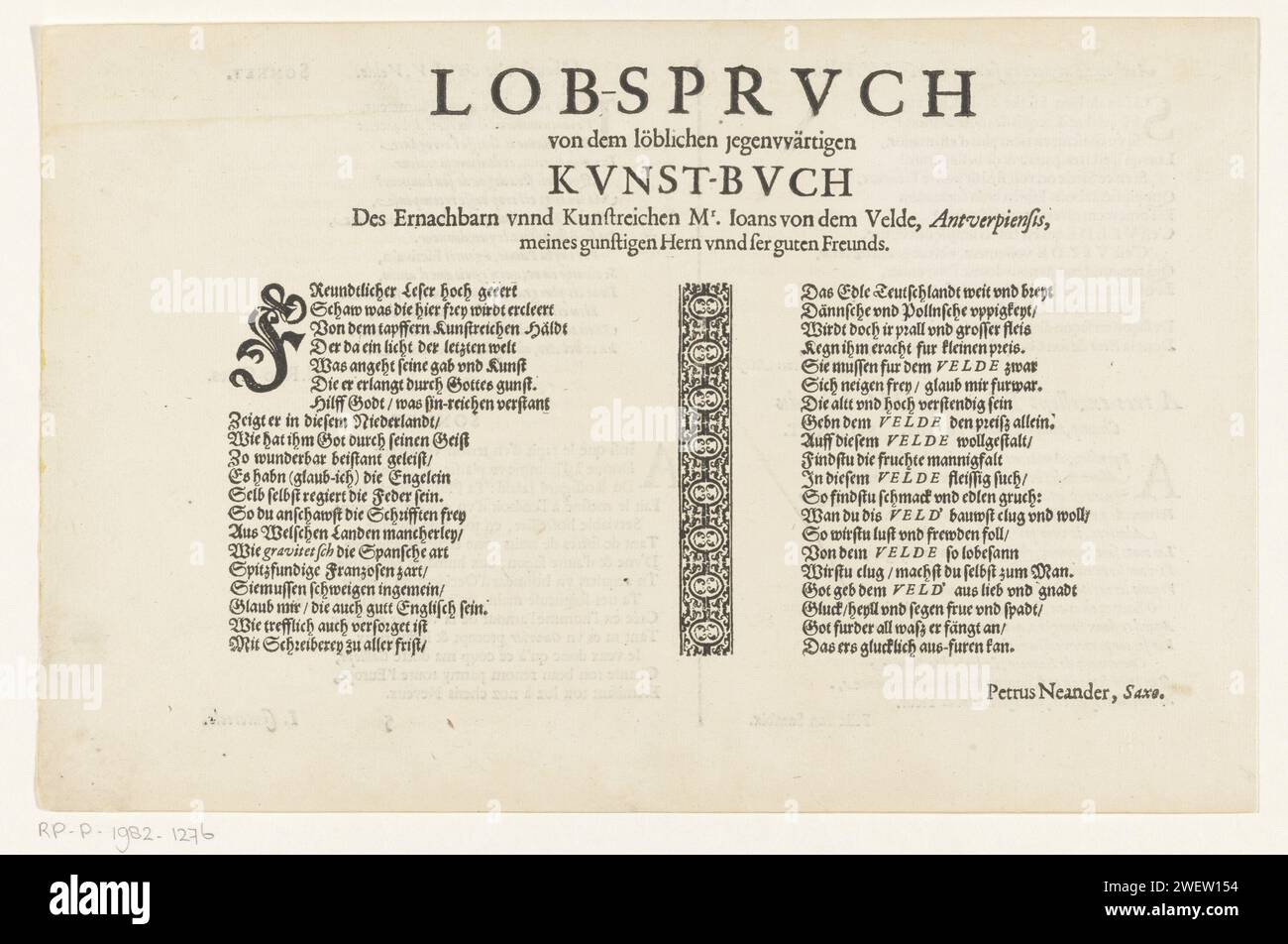 Éloge parlant allemand, 1605 imprimer feuille de texte avec un éloge parlant allemand dans deux colonnes. Le texte commence par une initiale décorée S. entre les deux colonnes de texte, un bord orné de fleurons. impression typographique papier initiale Banque D'Images