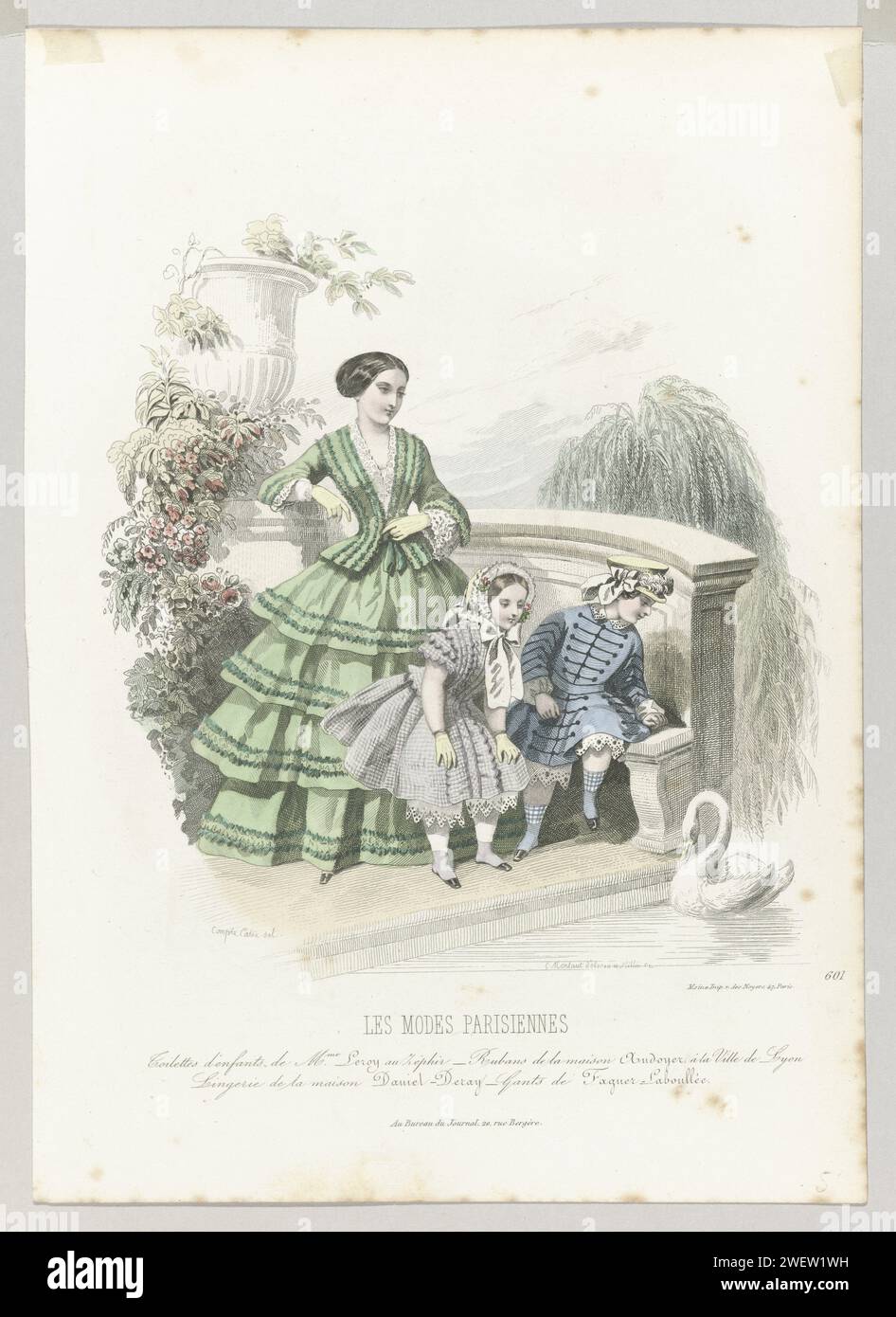 Les modes parisiennes, 1854, n°601 : toilettes pour enfants (...), 1854 femmes et deux enfants dans un étang de jardin avec cygne. Selon la légende : vêtements pour enfants de Leroy 'au Zéphir'. Ci-dessous quelques lignes de texte publicitaire pour différents produits. Tirage du magazine de mode les modes parisiennes (1843-1885). plaques de mode gravées en papier. vêtements, costume (+ vêtements pour filles). vêtements, costume (+ vêtements garçons). bordure, ruban, tresse (+ vêtements pour femmes). gants, mitaines, etc (+ vêtements pour femmes). oiseaux aquatiques : cygne Banque D'Images