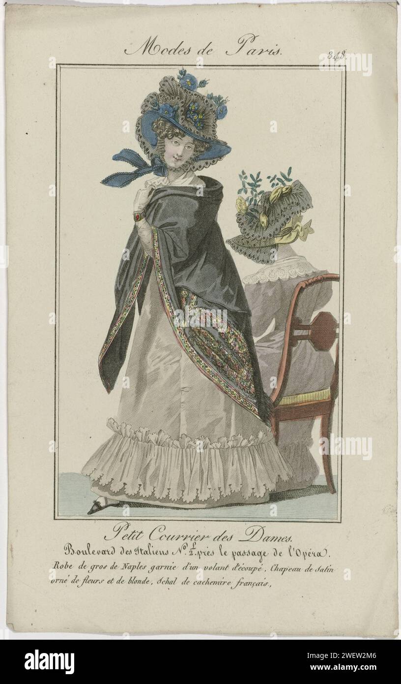 Petit mail des dames, 1825, non 348 : Grande robe de Naples (...), 1825 femme dans une robe de 'gros de Naples', décorée d'une bande ridée avec ourlet festonné. Sur la tête un chapeau de satin décoré de fleurs et blonde (canette). Un foulard de 'Cachemire Français' (Kashmier) autour des épaules. Autres accessoires : gant, bracelet autour du poignet gauche, chaussure plate avec nez pointu et noeud. A droite une femme assise, vue dans le dos, vêtue de la même robe. Tirage du magazine de mode petit courrier des Dames (1821-1868). plaques de mode gravées en papier. robe, robe (+ femmes c Banque D'Images