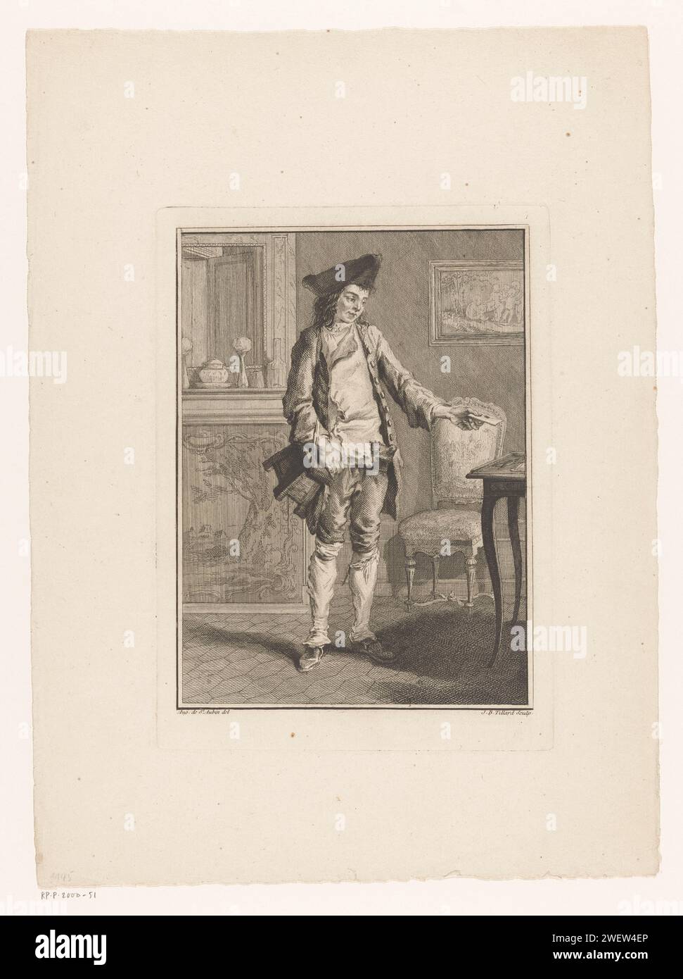 Savoyard, livra une lettre dans un départ, Jean-Baptiste Tilliard, d'après Augustin de Saint-Aububin, 1766-1770 estampe Un jeune homme avec un point sur la tête, un sac en bois sur un bras droit, avec l'autre main tenant une lettre. Il se tient dans un départ pour une cheminée. Une chaise contre le mur, au-dessus de laquelle une peinture avec putti. Gravure de papier / gravure Street Trader. Salles communes. Messenger. "conduire les gens", vagabonds Banque D'Images