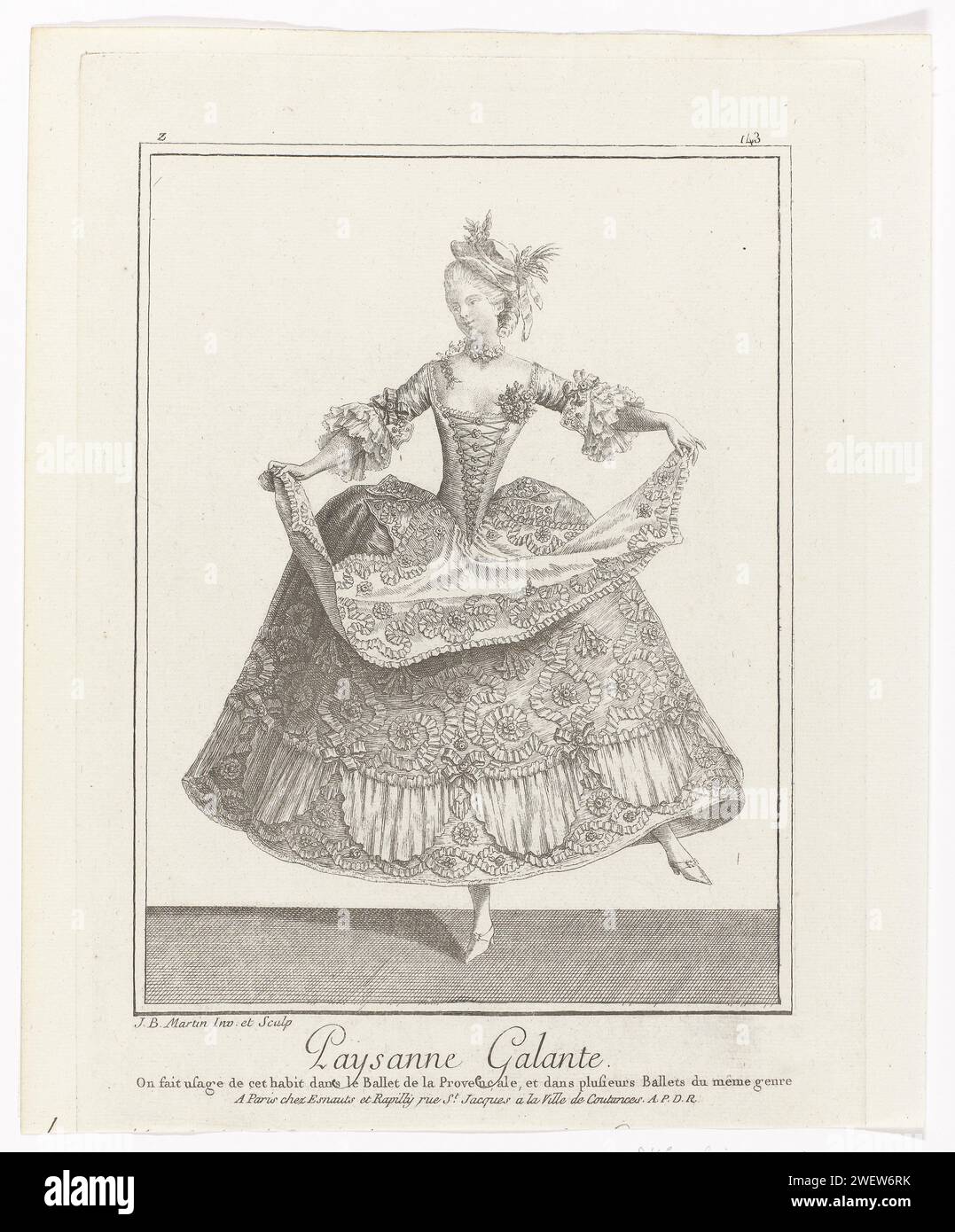Gallerie des modes et costumes Français, 1779, Z 143 : paysanne Galante, 1779 danseuse en costume de ballet d'une élégante femme de fermier. Elle porte une robe avec un corset pointu et un collier carré, trois quarts de manches avec des noeuds et EngageEntes. La jupe et le tablier décoratif sont décorés de rosettes et de noeuds. Un petit chapeau avec ruban et fleurs en diagonale sur la tête. Un ruban froissé avec un noeud autour du cou. Chaussures avec talon et boucle. Tirage de la série Z. 24e Cahier de costumes Français, 18e Suite d'Habillemens à la mode et 1779, Gallerie des modes et costumes Français. pap Banque D'Images