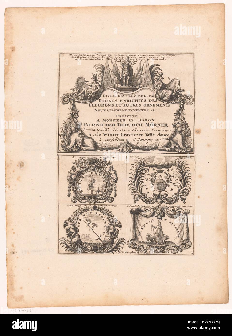 Cartouche et emblème avec Valk et Minerva, Anthonie de Winter, 1697 - 1718 imprimez Un cartouche et quatre emblèmes avec texte néerlandais et devise latine sur un magazine. A l'étage : cartouche avec titre de série avec un empereur flanqué au sommet d'obélisques et éventuellement de mercure et minerve, deux sphinx au fond. Ci-dessous : emblème avec un faucon sur un gant, un blason sur un globe avec croix et couronne, une épée deux coeurs perçant et Minerve avec un lion et un sanglier. gravure sur papier / ornement gravure  cartouche. Idées abstraites et concepts (+ représentation symbolique du concept). oiseau prédateur Banque D'Images