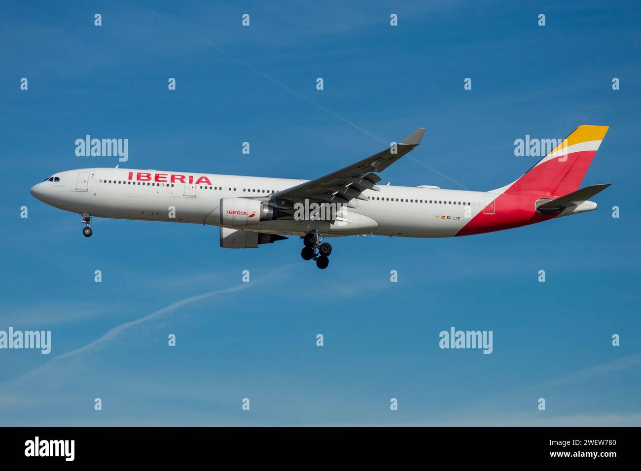 Atterrissage de l'avion de ligne Airbus A330-300 de la compagnie aérienne Iberia Banque D'Images