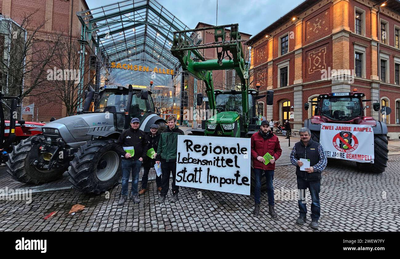 24.01.2024, Chemnitz, Politik, Bauerncontest für den Mittwoch rief der Regional-Bauernverband Mittel- Westsachsen in Chemnitz am Thomas- Mann- Platz, vor der Sachsenallee, zu einer Kundgebung mit Traktoren auf . Die Bauern wollen gegen die Agrarpolitik der Ampel- KoÉduction, sowie Subventionskürzungen der Bundesregierung protestieren. Die Landwirte blockierten nicht die Fahrzeuge und Parkplätze, sondern wollen vor Ort mit den Bürgern ins Gespräch kommen und verteilen Informationsmaterial. Bauerncontest *** 24 01 2024, Chemnitz, politique, agriculteurs protestent mercredi, les agriculteurs régionaux Associ Banque D'Images