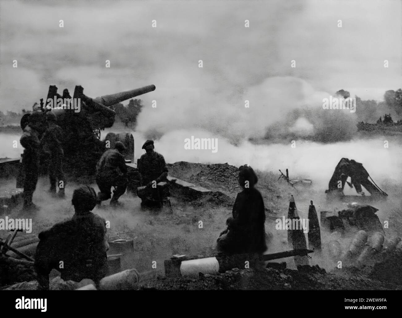 Un équipage de canons de l'Artillerie royale en action en Normandie quelques jours après le jour J, le 6 juin 1944 pendant la Seconde Guerre mondiale. Banque D'Images