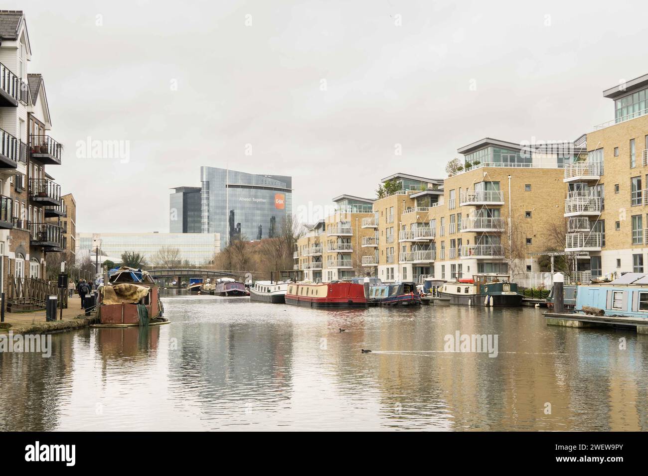Londres, Royaume-Uni. Vue sur la rivière Brent avec le bâtiment du siège social de GSK. Cristina Massei/Alamy Banque D'Images