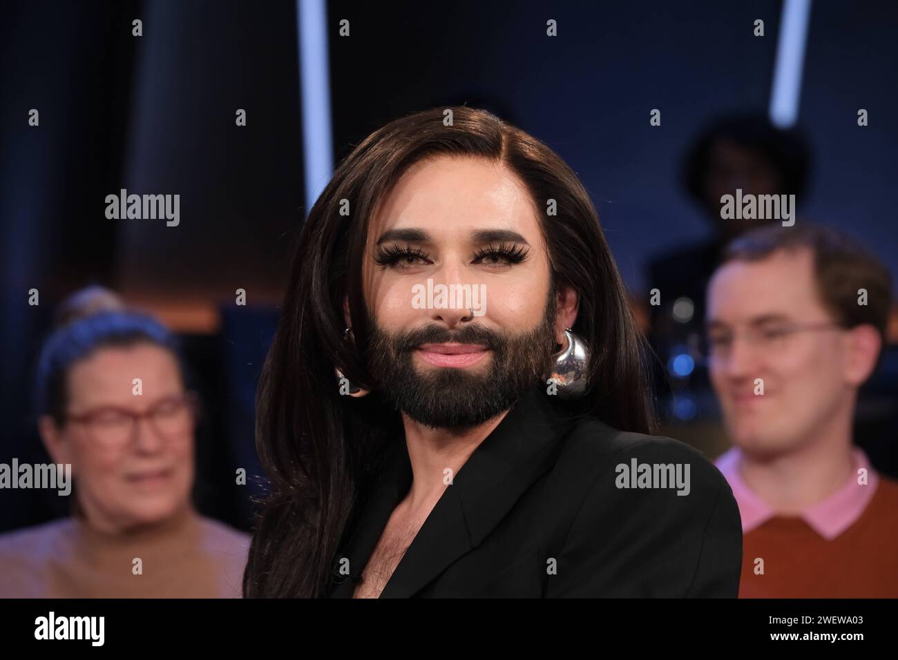 Conchita Wurst Thomas Neuwirth zu Gast in der NDR Talk Show, Fototermin am 26.1.2024 im Fernsehstudio Hamburg Lokstedt *** Conchita Wurst Thomas Neuwirth comme invité sur le NDR Talk Show, séance photo sur 26 1 2024 dans le studio de télévision de Hambourg Lokstedt Banque D'Images