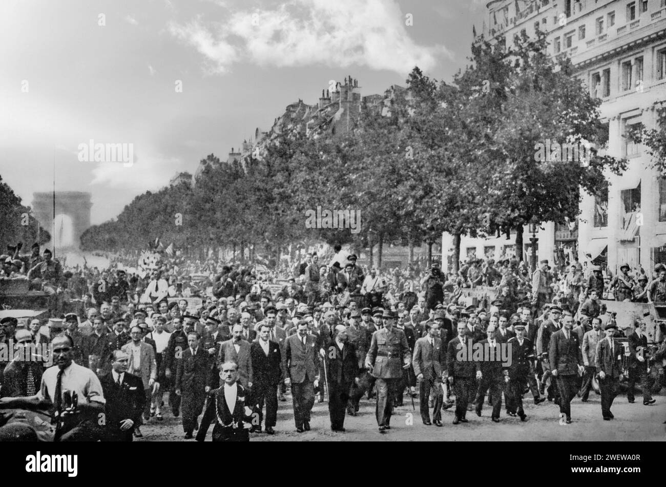 Le général de Gaulle traverse Paris, France, pour une réception ravissante à la suite de la capitulation des forces allemandes à la fin du mois d'août 1944. Elle fait suite à l'invasion alliée de l'Europe pendant la Seconde Guerre mondiale. Banque D'Images